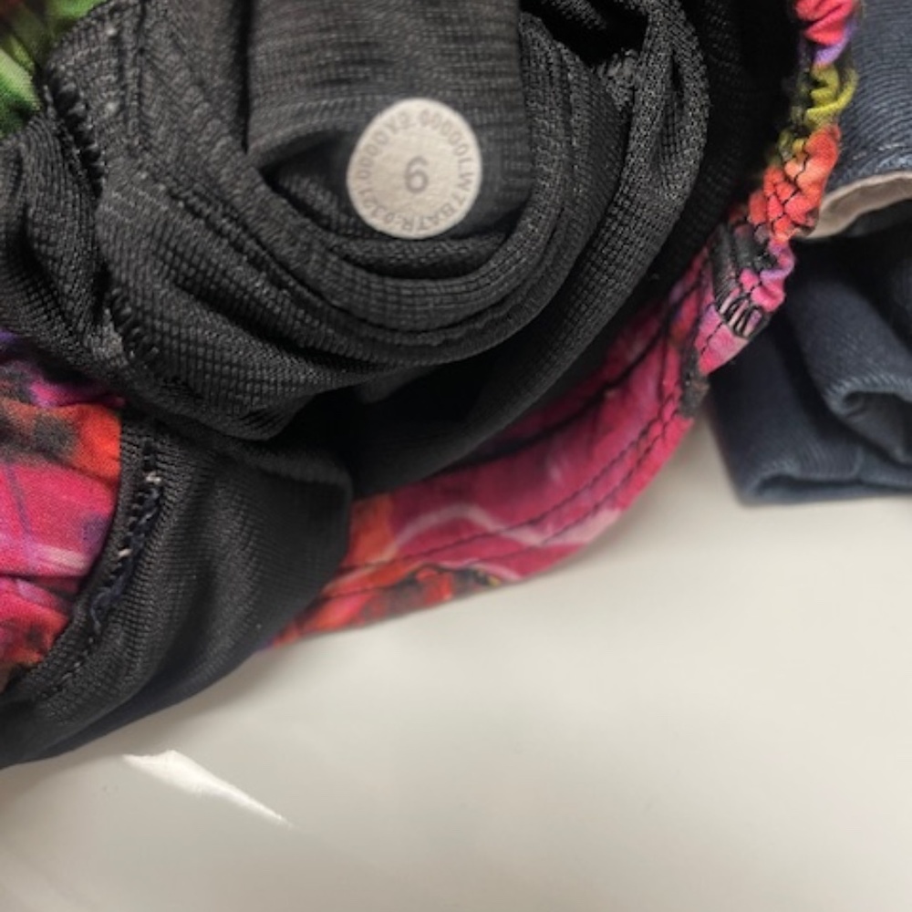 EUC Lululemon Hotty Hot High Rise Shorts 2.5" Hyper Flow - Picture 8 of 8